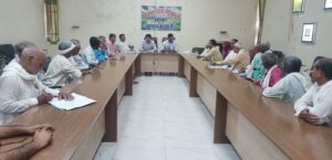 किसान क्लब की बैठक में संबोधित करते डॉ देवेंद्र सिंह व डॉ हरपाल ।