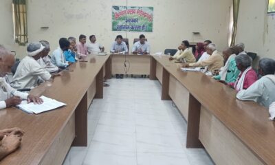 किसान क्लब की बैठक में संबोधित करते डॉ देवेंद्र सिंह व डॉ हरपाल ।