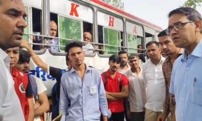 बसों की चेकिंग के दौरान यात्रियों से बातचीत करते आरटीए मनोज कुमार।