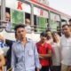बसों की चेकिंग के दौरान यात्रियों से बातचीत करते आरटीए मनोज कुमार।