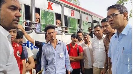 बसों की चेकिंग के दौरान यात्रियों से बातचीत करते आरटीए मनोज कुमार।