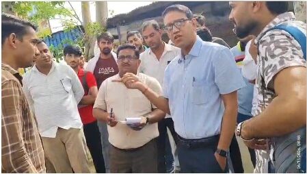चालकों व परिचालकों को निर्देश देते आरटीए मनोज कुमार।