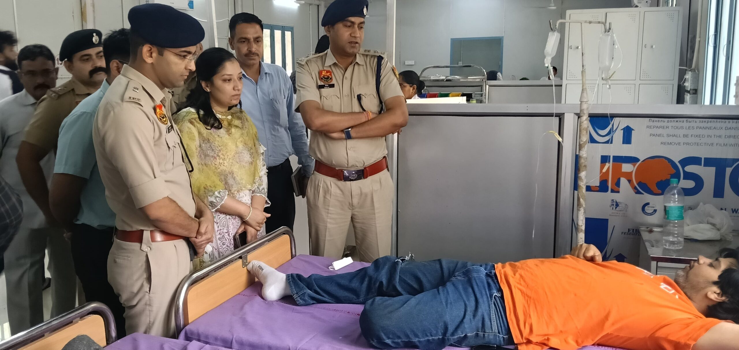 घायलों का हाल चाल जानती डीसी अनुपमा अंजली।