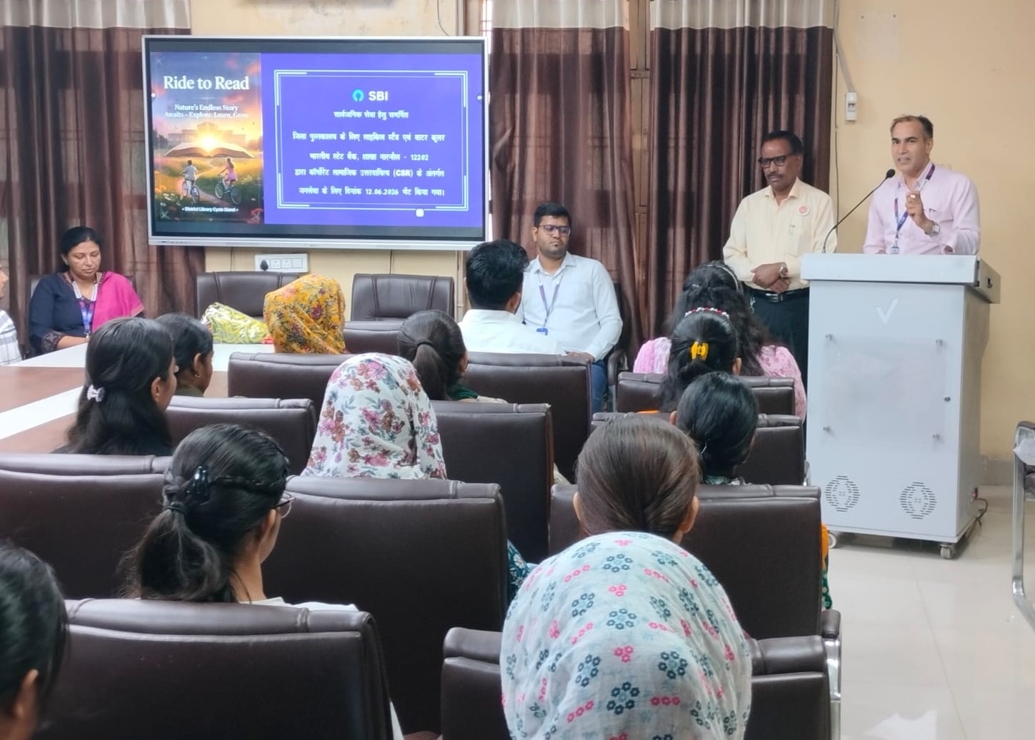 साईकिल स्टैंड एवं वाटर कूलर के उद्घाटन के बाद कार्यक्रम में संबोधित करते मुख्य प्रबंधक देवेंद्र सिंह।
