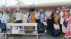 यात्रा पूरी करके रेवाड़ी जंक्शन पर पहुंचे श्रद्धालु