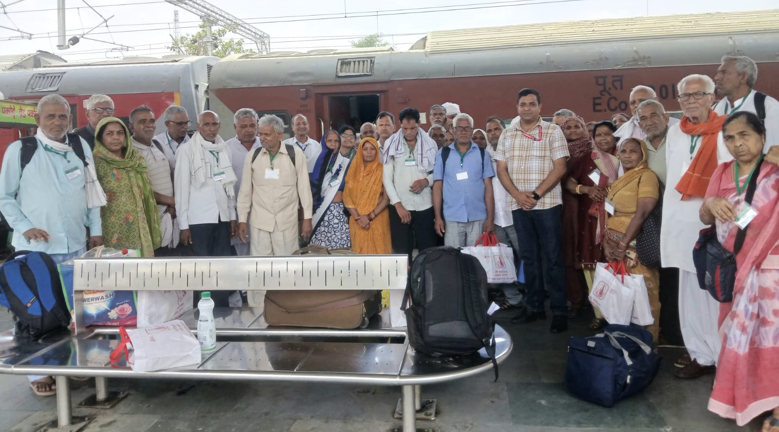 यात्रा पूरी करके रेवाड़ी जंक्शन पर पहुंचे श्रद्धालु
