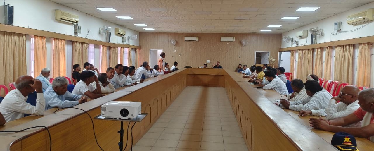 नारनौल पंचायत भवन में आयोजित बीएलए-2 कार्यशाला में मौजूद अधिकारी एवं प्रतिभागी।