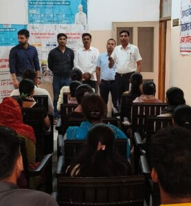 रोजगार मेले में संबोधित करते जिला रोजगार अधिकारी रणजीत सिंह रावत।