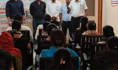 रोजगार मेले में संबोधित करते जिला रोजगार अधिकारी रणजीत सिंह रावत।