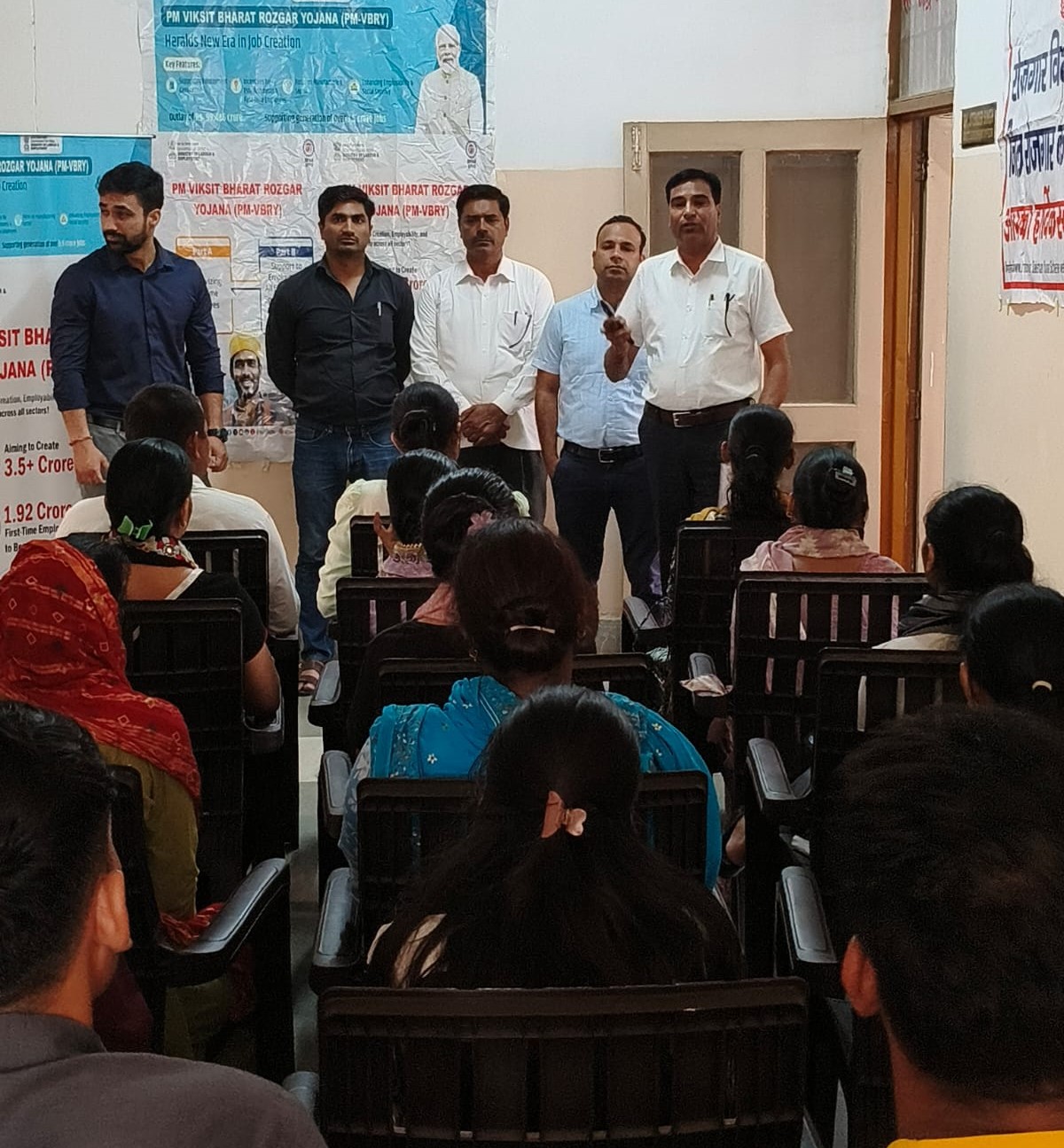 रोजगार मेले में संबोधित करते जिला रोजगार अधिकारी रणजीत सिंह रावत।