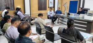 पल्स पोलियो व 'स्टॉप डायरिया कैंपेन के संबंध में बैठक लेते एडीसी तरुण कुमार पावरिया।