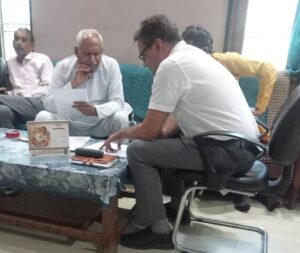 केंद्र व प्रदेश सरकार की किसान कल्याणकारी योजनाओं पर चर्चा करते विधायक ओम प्रकाश यादव।