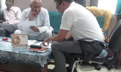 केंद्र व प्रदेश सरकार की किसान कल्याणकारी योजनाओं पर चर्चा करते विधायक ओम प्रकाश यादव।