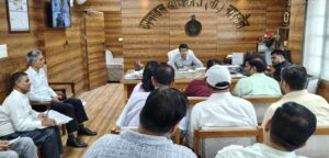 योग मैराथन को लेकर अधिकारियों की बैठक लेते एसडीएम अनिरुद्ध यादव।
