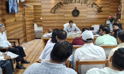 योग मैराथन को लेकर अधिकारियों की बैठक लेते एसडीएम अनिरुद्ध यादव।