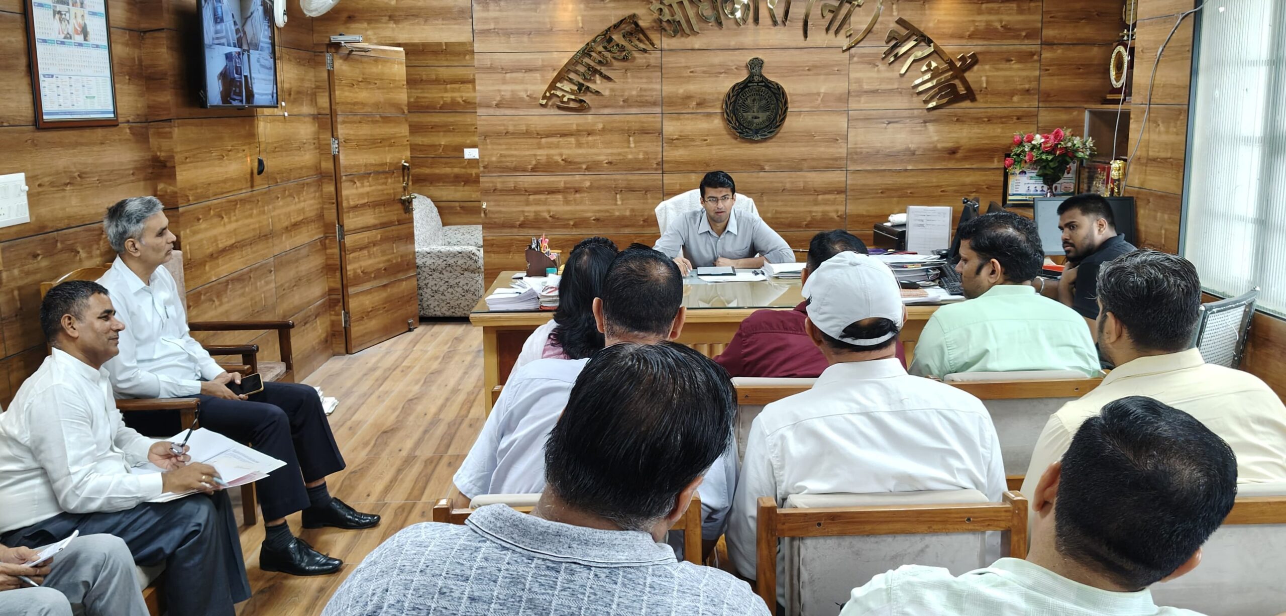 योग मैराथन को लेकर अधिकारियों की बैठक लेते एसडीएम अनिरुद्ध यादव।