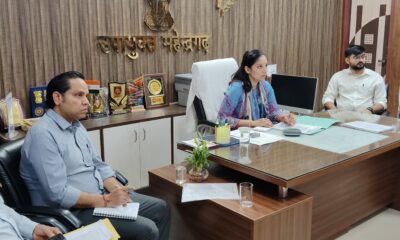 वीडियो कॉन्फ्रेंसिंग के दौरान मौजूद डीसी अनुपमा अंजली।