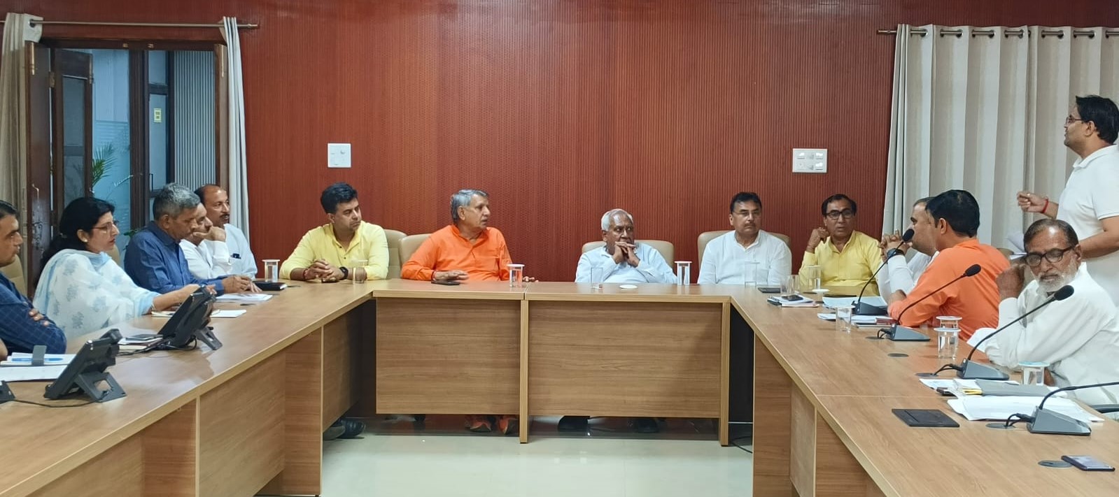नारनौल में जन-प्रतिनिधियों को संबोधित करते सांसद धर्मबीर सिंह।