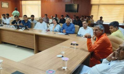 बैठक में संबोधित करते सांसद चौधरी धर्मबीर सिंह।