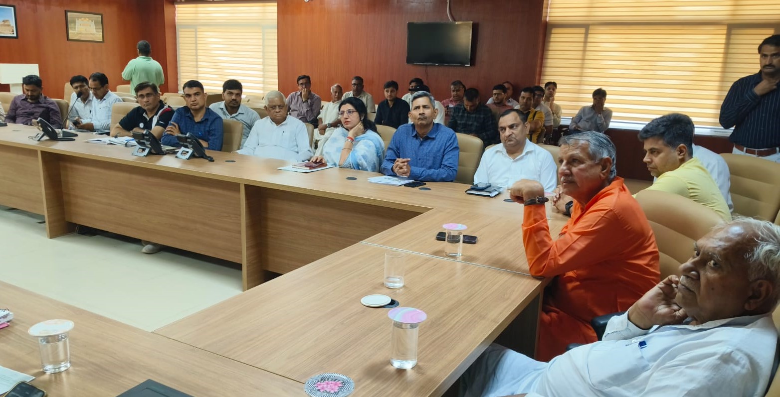 बैठक में संबोधित करते सांसद चौधरी धर्मबीर सिंह।