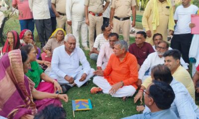 पार्क में बुजुर्ग महिलाओं के साथ बैठकर बातचीत करते सांसद चौधरी धर्मबीर सिंह। साथ है नारनौल के विधायक ओम प्रकाश यादव।