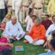 पार्क में बुजुर्ग महिलाओं के साथ बैठकर बातचीत करते सांसद चौधरी धर्मबीर सिंह। साथ है नारनौल के विधायक ओम प्रकाश यादव।