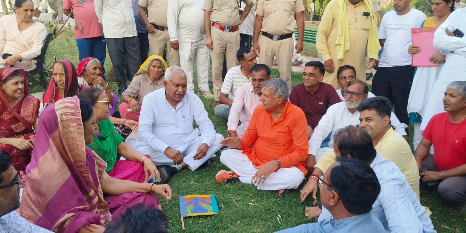 पार्क में बुजुर्ग महिलाओं के साथ बैठकर बातचीत करते सांसद चौधरी धर्मबीर सिंह। साथ है नारनौल के विधायक ओम प्रकाश यादव।