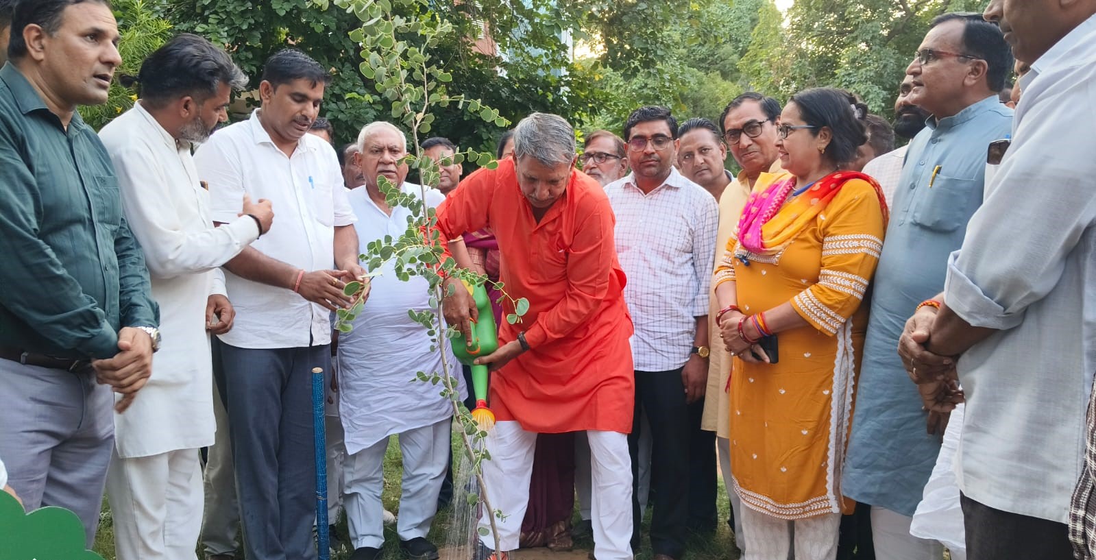नारनौल में स्वच्छता अभियान के दौरान पौधारोपण करते सांसद धर्मबीर सिंह और विधायक ओमप्रकाश यादव।