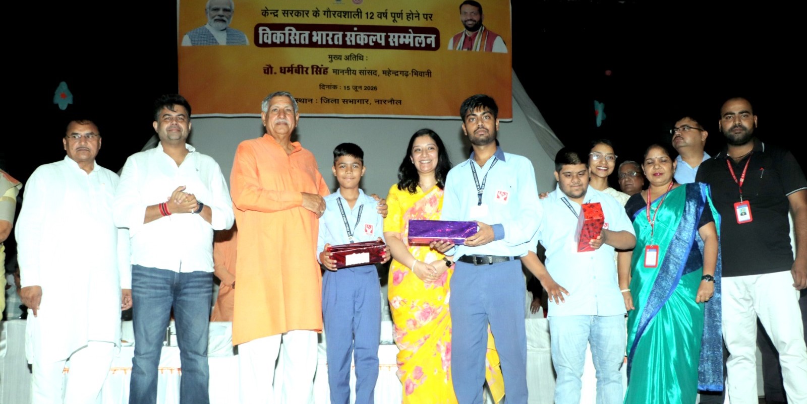 विजेता विद्यार्थियों को सम्मानित करते सांसद चौधरी धर्मबीर सिंह।