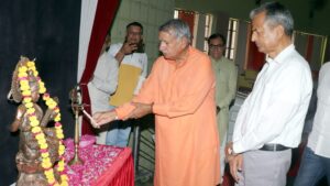दीप प्रज्वलित कर कार्यक्रम का शुभारंभ करते सांसद चौधरी धर्मबीर सिंह।
