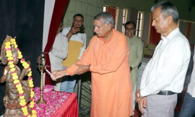 दीप प्रज्वलित कर कार्यक्रम का शुभारंभ करते सांसद चौधरी धर्मबीर सिंह।