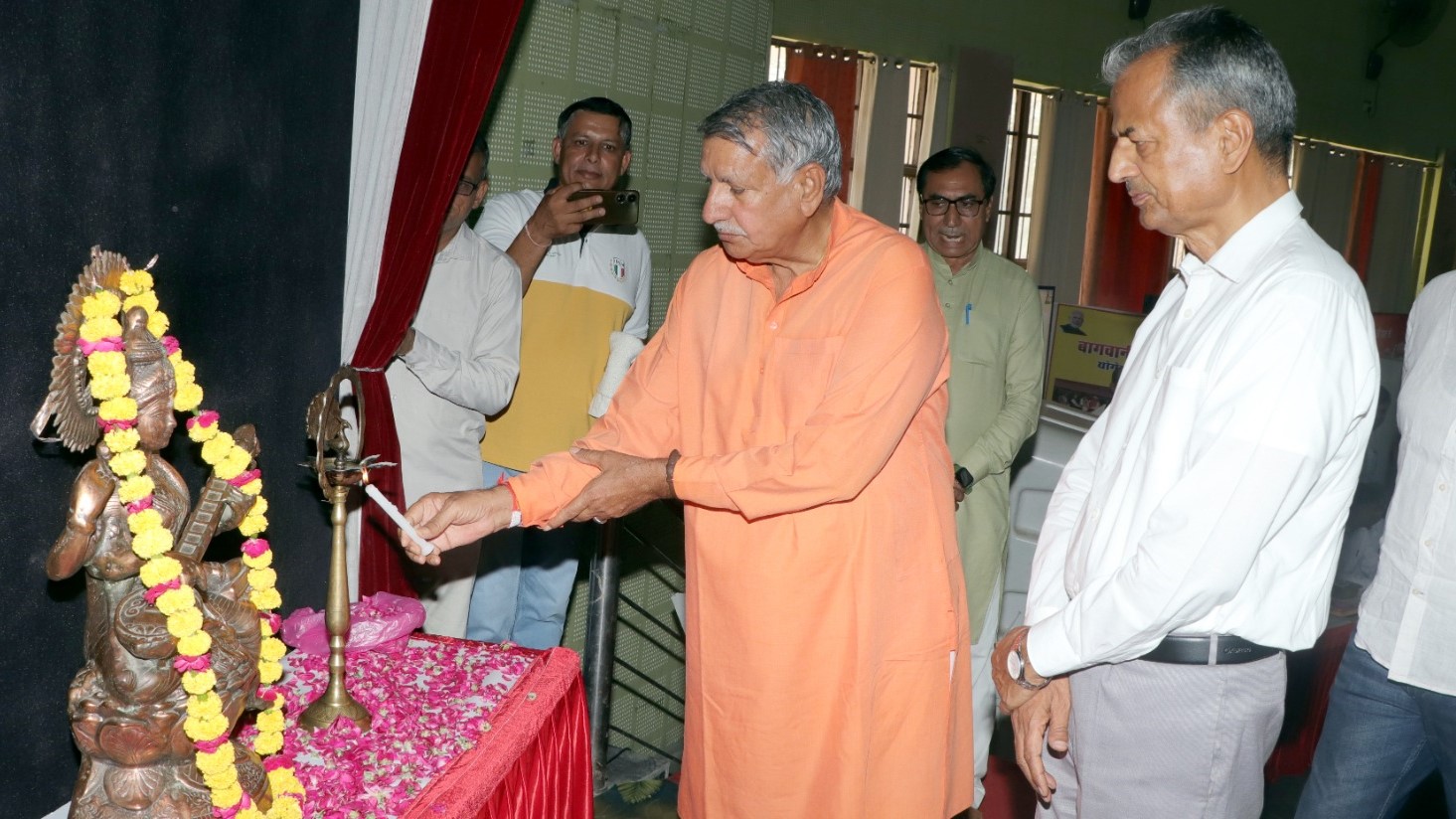 दीप प्रज्वलित कर कार्यक्रम का शुभारंभ करते सांसद चौधरी धर्मबीर सिंह।
