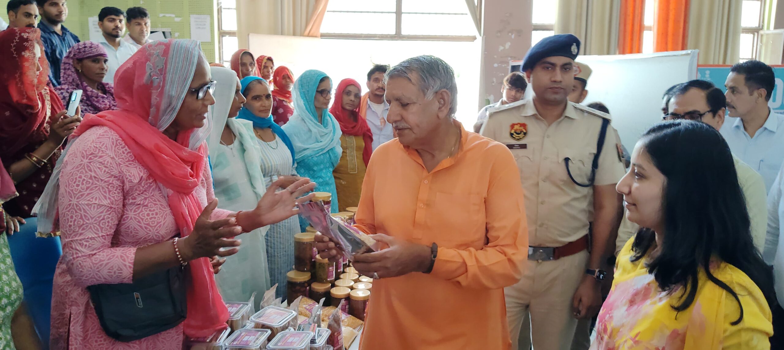 प्रदर्शनी व स्टॉलों का निरीक्षण करते सांसद चौधरी धर्मबीर सिंह।