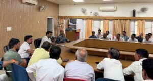 बीएलओ को एसआईआर के संबंध में आवश्यक दिशा निर्देश देते एसडीएम अनिरुद्ध यादव।