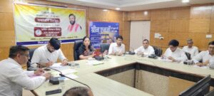 राजस्व से जुड़े मामलों की समीक्षा बैठक करती डीसी अनुपमा अंजली।