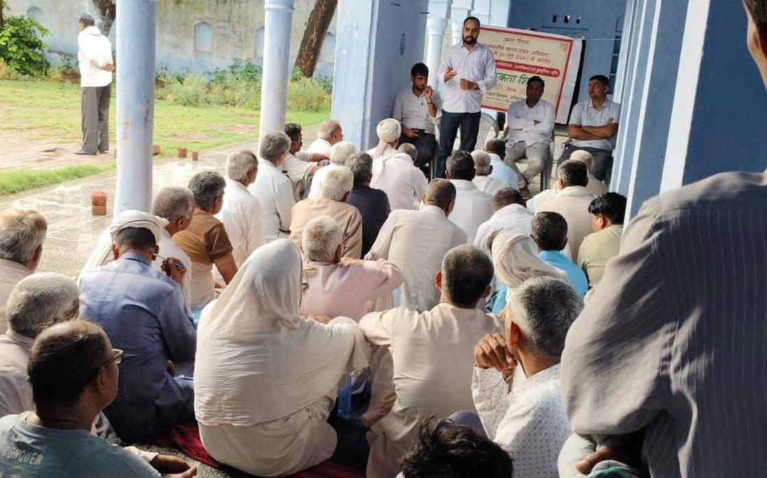 बागवानी जागरूकता कैंपों में मौजूद किसान।