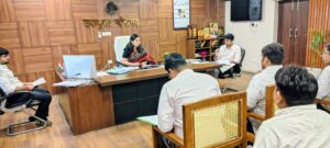खेल स्टेडियम को लेकर अधिकारियों की बैठक लेती डीसी अनुपमा अंजली।