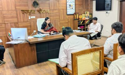 खेल स्टेडियम को लेकर अधिकारियों की बैठक लेती डीसी अनुपमा अंजली।