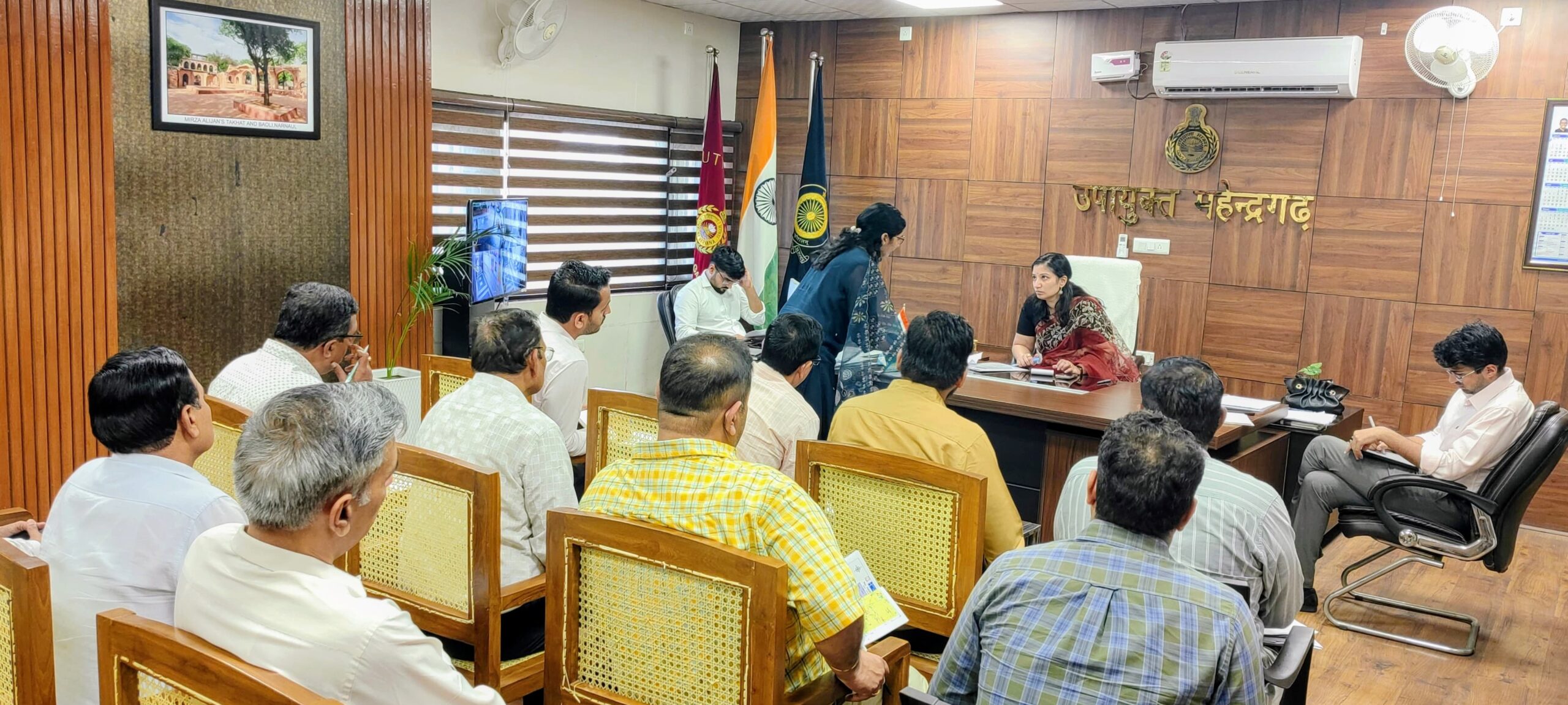 रोप-वे को लेकर अधिकारियों की बैठक लेती डीसी अनुपमा अंजली।