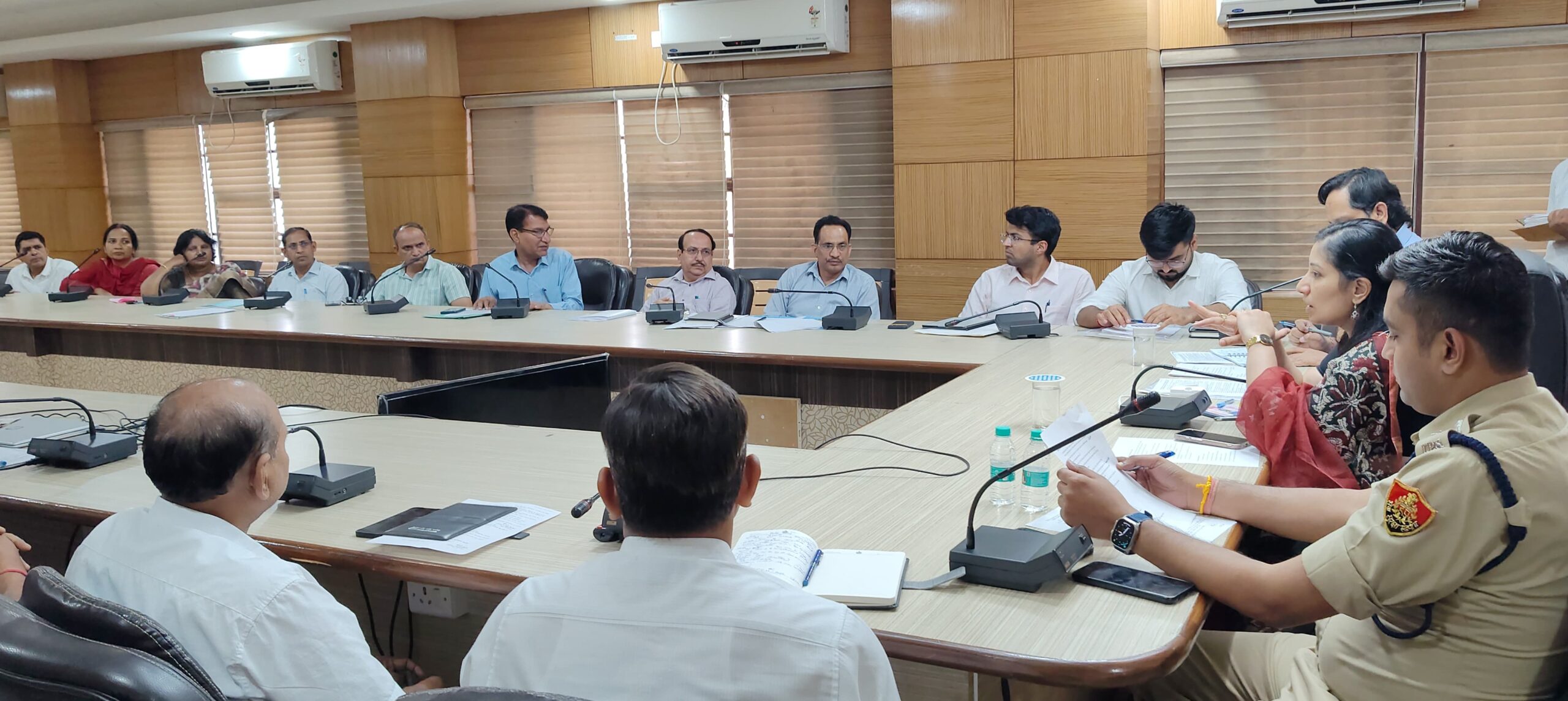 परीक्षा को लेकर अधिकारियों की बैठक लेती डीसी अनुपमा अंजली।