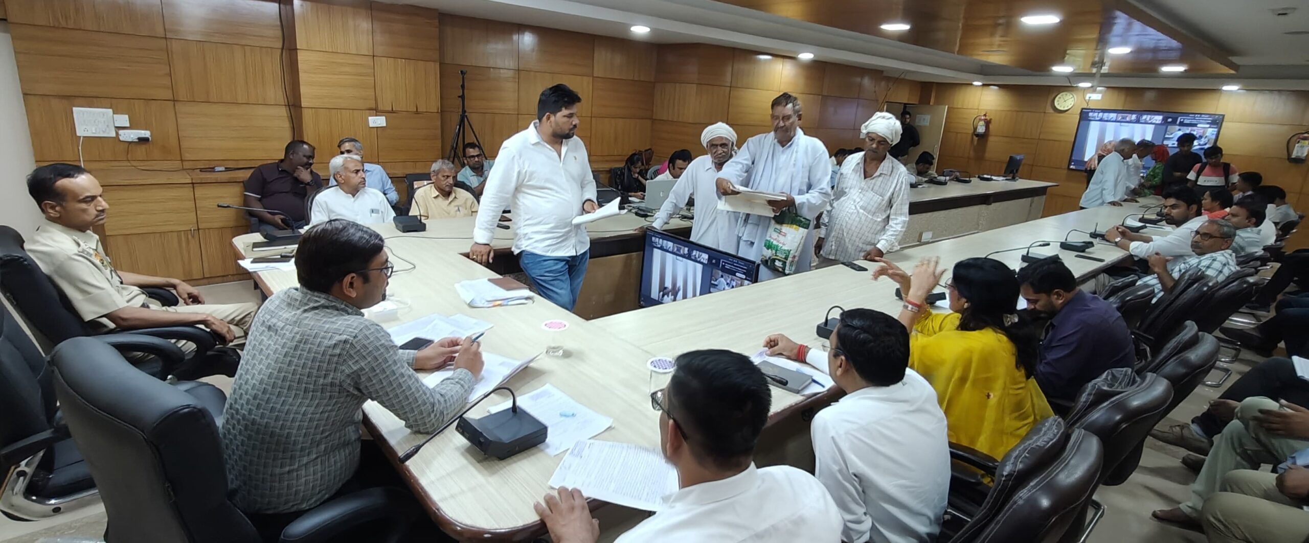 समाधान शिविर में आमजन की शिकायतें सुनते नगराधीश डॉ. मंगलसेन।