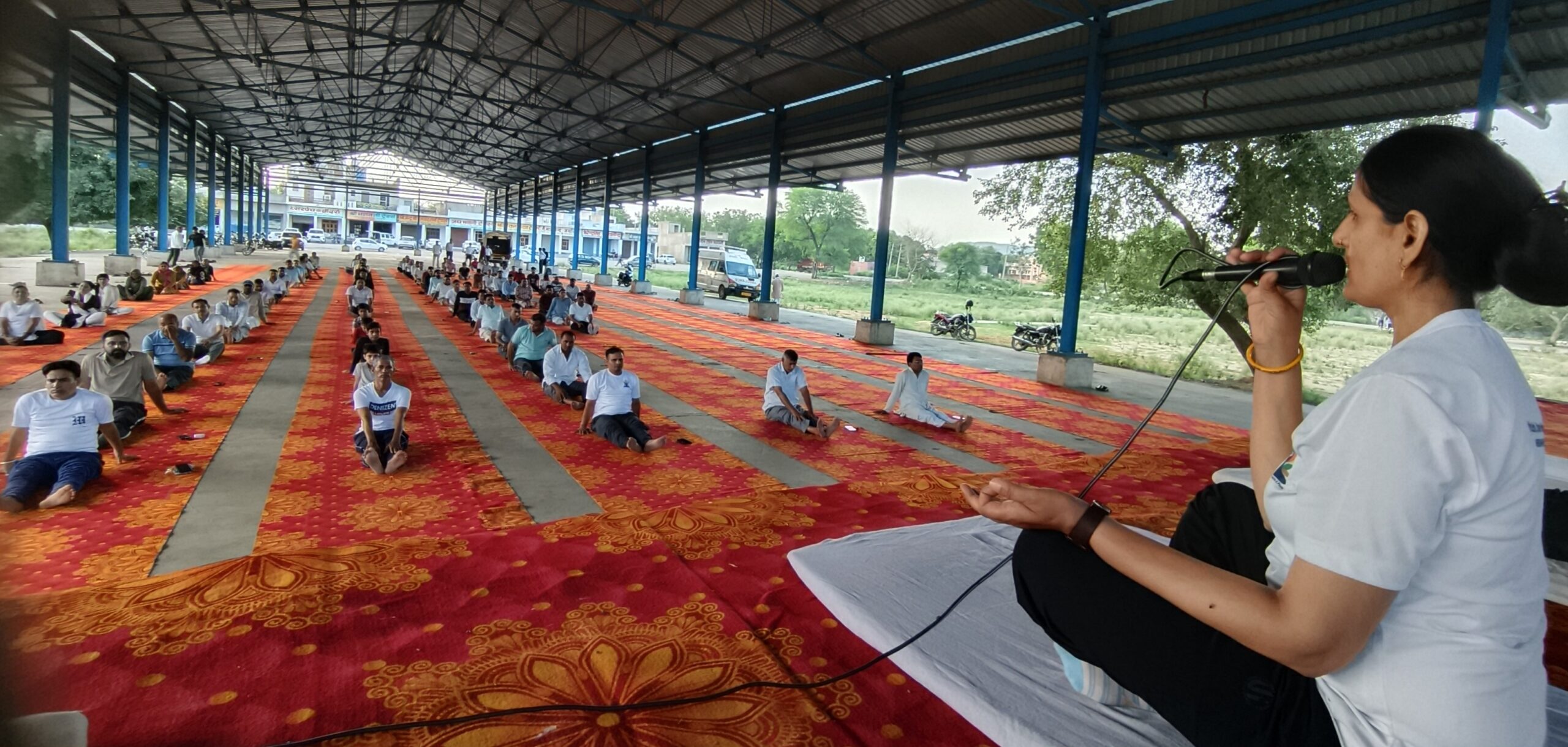 योग करवाती योग सहायिका अशोक कुमारी।