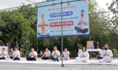 आईटीआई मैदान में योग अभ्यास करते नागरिक।
