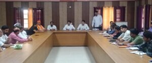 -जिला परिषद की बैठक लेते अध्यक्ष डॉ राकेश कुमार।