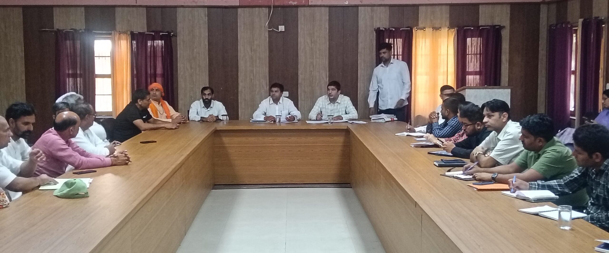 -जिला परिषद की बैठक लेते अध्यक्ष डॉ राकेश कुमार।