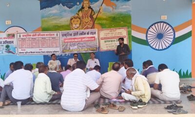 बागवानी के बारे में किसानों को जागरुक करते बागवानी विकास अधिकारी।