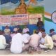 बागवानी के बारे में किसानों को जागरुक करते बागवानी विकास अधिकारी।