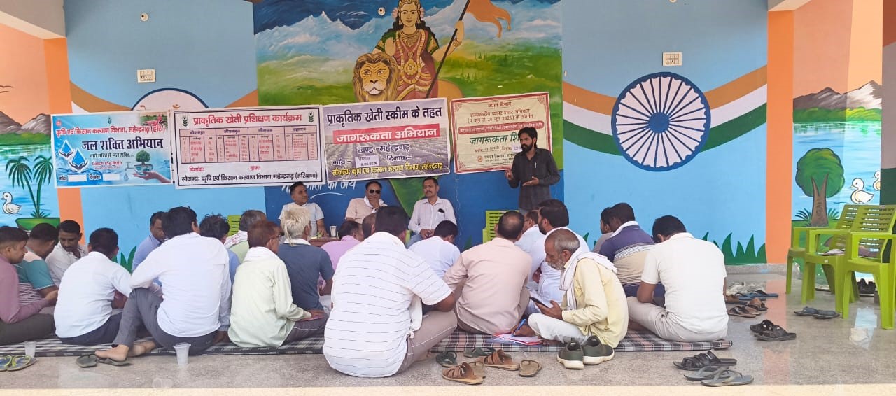 बागवानी के बारे में किसानों को जागरुक करते बागवानी विकास अधिकारी।