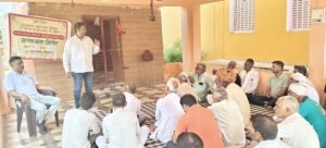 गांव हसनपुर में किसानों को संबोधित करते कृषि विकास अधिकारी।
