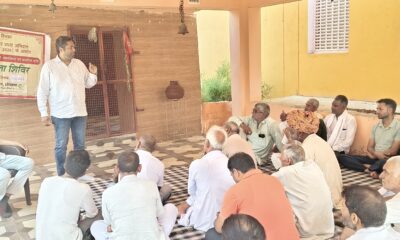 गांव हसनपुर में किसानों को संबोधित करते कृषि विकास अधिकारी।